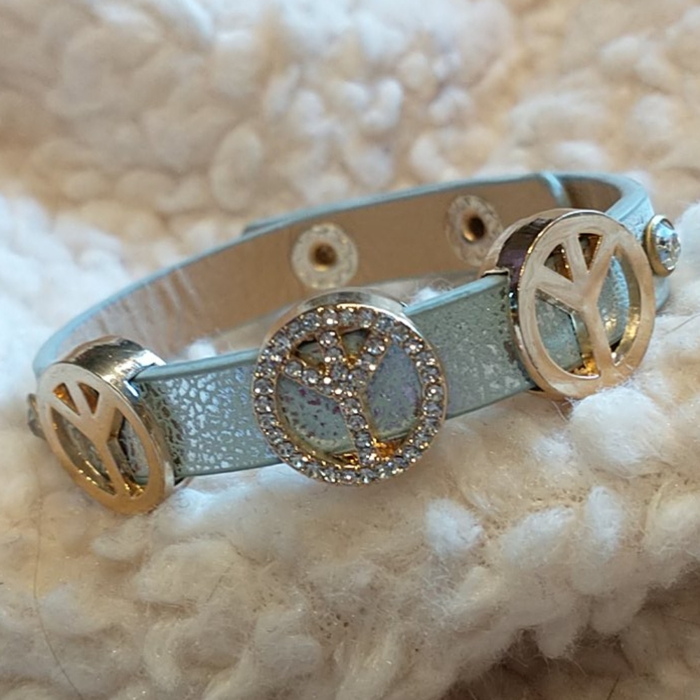🇨🇦 Cute blue PEACE bracelet